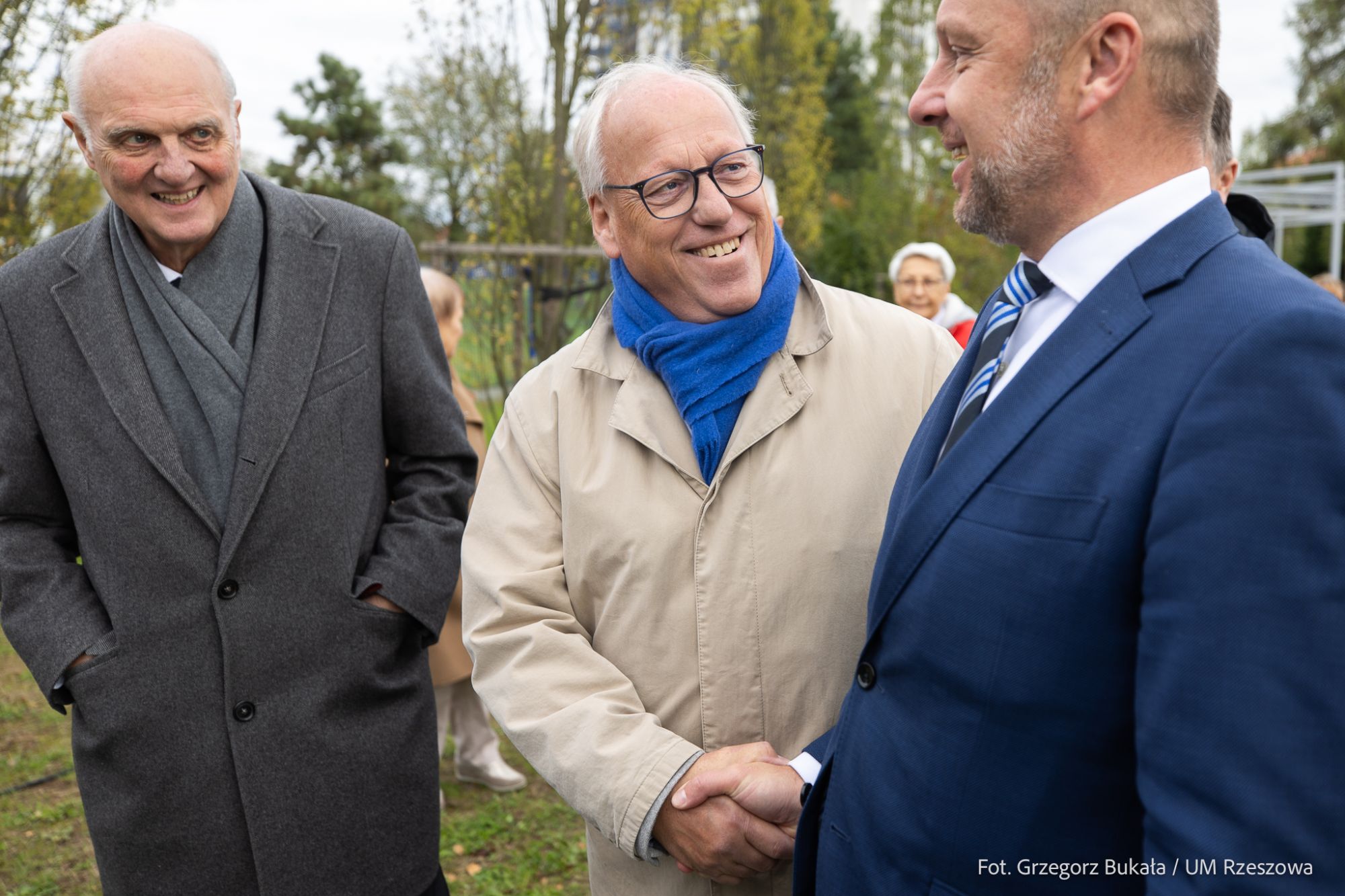 zdjęcie z uroczystego nadania imienia ogrodu kieszonkowego (Bielefeld) przy ul. Kurpiowskiej w Rzeszowie, fot. Grzegorz Bukała, Urząd Miasta Rzeszowa